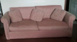 Sofá para 3 lugares, estrutura de madeira revestida em tecido adamascado salmão. 80 x 220 x 95cm. Retirada na rua sara vilela Jardim botânico.