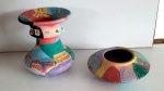 Hiltom, dois vasos em cerâmica policromado em diversas cores o maior  medindo 23 cm de altura por 20 cm de diâmetro e o menor 9 cm de altura por 22 cm de diametro este apresenta falta na borda.