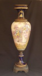 Sevres, grande ânfora em porcelana Francesa azul cobalto com realçes a ouro pintada a mão com assinatura do pintor de cena Galante na parte frontal  e paisagem de lago e castelo na parte posterior, guarnecida com bronze Ormolu marcado "France" medindo 73 cm de altura por 23 cm de diâmetro no bojo.
