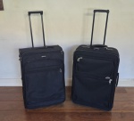 Duas malas de viagem em razoavel estado de conservação medindo 64 cm de altura por 42 cm por 25 cm.