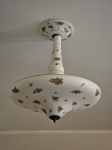 Luminária de teto vidro opalinado com pintura floral França século XIX  medindo 48 cm de altura total  por 49 cm de diâmetro no bojo da cúpula,  em perfeito estado de conservação, pertenceu a coleção Joseph e Ottília Cristescu.