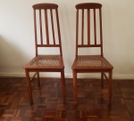 Par de cadeira em estilo Compósito medindo 102 cm de altura no encosto, 36 x 40 cm. Assento em palhinha necessitando restauro. Retirada na rua Senador Vergueiro com agendamento.