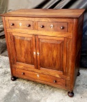 Dunquerque para sala de jantar em jacarandá Brasil século XIX tampo liso maciço caixa reta com colunas torneadas duas gavetas na parte superior com dois puxadores torneados e entrada de chave em marfim, duas portas almofadadas com prateleira interna e gavetão na parte inferior possui duas fechaduras originais com chave, faltam duas fechaduras demais peças originais de época. Medindo 119 cm de altura por 113 cm por 63 cm peça de coleção.