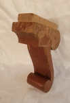Antiga peça em madeira maciça  para sustentação "Cantoneira"  com resquícios de policromia vermelha medindo 40 cm de altura por 24 cm por 14 cm.