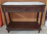 Antigo console estilo Império em mogno tampo em mármore Carrara com falta em um dos cantos, cercadura em metal gaveta central com chave pernas frontais torneadas e prateleira inferior medindo 86 cm de altura por 96 cm por 36 cm apresenta sinais do tempo.