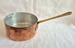 Panela em cobre para molhos possivelmente Francesa, cabo em bronze medindo 6,5 cm de altura por 12,5 cm de diâmetro, medida com a alça 23,5 cm.