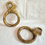 Antigo freio oito naval em bronze "Oitão" em perfeito estado de funcionamento medindo 21 cm por 14 cm por 2,5 cm.