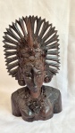 Escultura em jacarandá representando divindade feminina medindo 27 cm de altura por 14 cm por 7 cm, perfeito estado de conservação.