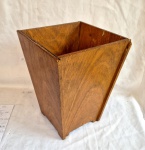 Lixeira em madeira compensada com cahet da "Moveis Miele" ativa nas décadas de 60 e 70 medindo 36 cm por 27 cm por 27 cm, apresenta  pequena falta na lateral.