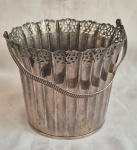 Balde de gelo em metal espessurado a prata "Meridional" borda com decoração em vazados medindo 27 cm de altura na alça por 15 cm de diâmetro.