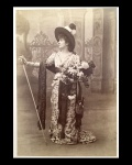 fotografia - Sarah Bernhardt - (1844-1923) - atriz francesa de teatro, considerada uma das mais famosas de todos os tempos, conhecida por sua atuação em peças como `La Tosca` - fotografia original colada sobre cartão - anotações manuscritas na borda inferior do cartão` Sarah Bernhandt (La Tosca) 1888 - fotografia em excelente estado de conservação (15x10,3)cm. -  cartão com as bordas levemente danificada (31,5x24)cm.