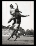 futebol - PELÉ - fotografia original - Amistoso Brasil (0) X Portugal (1) em Portugal - Abril 1963 -  copyright by Manchete - anotações e carimbo no verso - marcas do tempo  - (24x18)cm.