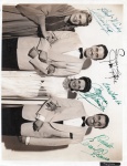 fotografia - Carmen Miranda - com Alice Faye, John Payne e Cesar Romero - elenco do filme Aconteceu em Havana -  musical de 1941 dirigido por Walter Lang - fotografia original autografada pelos 4 atores - em ótimo estado de conservação - no versos carimbo e informações manuscritas - (19,5x25,5)cm.