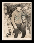 fotografia - Elvis Presley - foto original autografada - still do filme Prisioneiro do Rock n Roll (1957) - pequeno rasgo no centro da margem direita com 2cm - verso com carimbo e informações manuscritas - (25,5x20)cm.