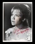 fotografia -  Hayley Mills (interpretou a personagem Gillie Evans no filme de 1959 `La Bahia del Tigre`) - foto original autografada - em ótimo estado de conservação apenas mancha levemente rosada abaixo do olho - informações no verso - (24x18)cm.