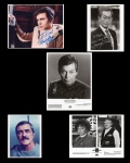 fotografia - Star Trek V - lote com 5 fotos promocionais originais autografadas pelos artistas DeForest Kelley, James Doohan, Walter Koenig, Nichelle NicholsGeorge Takei e Calfer Koen - em perfeito estado de conservação - (20x25,5)cm.