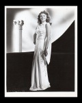 fotografia - Rita Hayworth ( atriz e dançarina) - fotografo Coburn -  fotografia original - studio porter em excelente estado de conservação - no verso carimbo da Columbia Pictures e anotações manuscritas - (25,5x21) cm.