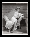 fotografia -  Angela  Lansbury (1925 - 2022) - atriz de teatro, televisão e cinema britânica - foto original do fotografo Clarence Bull - studio porter em ótimo estado de conservação - verso com informações em inglês - (25,5x20)cm.