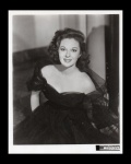 fotografia - Susan Hayward (1917-1975) - modelo e atriz norte-americana - foto original - studio porter em ótimo estado de conservação - verso com anotação do nome da atriz - (25,5x20,5)cm.