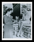 fotografia - Carmen Miranda (1909-1955) - fotografo Joseph Jasgur - foto original da Carmen Miranda que liderou uma campanha de venda de títulos de guerra, em 1942, junto com Mary Ellen Gleason na Victory House, em Los Angeles -  em ótimo estado de conservação - verso com carimbo e informações em inglês - (25,5x20,5)cm.