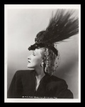 fotografia - Marlene Dietrich (1901-1992) - atriz e cantora alemã-americana - fotografia original - studio porter em ótimo estado de conservação - verso com carimbo - (26x20,5)cm.