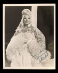 fotografia - Mae West (1893-1980) -  atriz, cantora, dramaturga, roteirista, comediante e símbolo sexual norte-americana - fotografia original autografada - studio porter em ótimo estado de conservação - verso em branco - (25,5x20,5)cm.