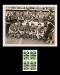 futebol - PELÉ - fotografia original Copa do Mundo 1958 - com marcas do tempo - (24x18)cm. - acompanha quadra de selos do Milésimo Gol de 1969.