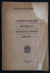 livro - Constituição da Repubica dos Estados Unidos do Brasil - Imprensa Nacional - 1934 - 64 p. - brochura com a capa frontal e lombada danificada - miolo amarelado - (23x16) cm.