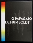 catálogo - O Papagaio de Humboldt - Alfons Hug (curadoria) - Institudo Goethe (organização) - Oi Futuro Editora - 2015 - bilíngue port./inglês - 136 p. - acompanha 1 CD - capa dura e parte interna em ótimo estado conservação - (26X20) cm.