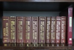 livro - Artes Plasticas: seu mercado, seus leilões - Julio Louzada - conjunto com 11 volumes - Julio Louzada Publicações - 1º vol. 1984  -  11º vol. 1999 - capa dura e parte interna com marcas do tempo - falta a sobrecapa do volume 6 e as restantes danificadas pelo tempo - do vol. 1 ao 10 (22X14,5) cm - 11 vol. (28,5X21,5) cm.