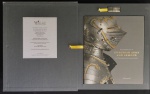 livro - Masterpieces of European Arms and Armour in the Wallace Collection and Complete Digital Catalogue of European Arms and Armour - Tobias Capwell - Paul Holberton Publishing - 2011 - idioma inglês - 192 p. - completo - publicado em uma unidade USB, o Catálogo Digital Completo apresenta todas as armas e armaduras mantidas pela Coleção Wallace em mais de 7000 novas fotografias, variando de peças inteiras a detalhes próximos e apresentando-as de muitos ângulos - estonjo com livro e USB em estado de novo - (38X32) cm.