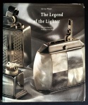 livro - The Legend of the Lighter (A Lenda do Isqueiro) - Joop Bromet and Ad & Alice Van Weert - Abbeville Press - 1995 - 1º ed. - idioma inglês - 192 p. - capa dura manchada com sobrecapa com marcas do tempo - miolo em bom estado de conservação - (29,5X24,5) cm.
