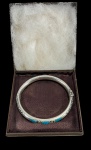 - Jóia - Lindo bracelete produzido em prata de lei, tipo escrava, com entalhes e embutidos de turquesa. Possui fecho e pega ladrão. Marcas do tempo. -dim- 6d