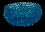 Antigo recepiente esférico (despojador) produzido em vidro azul, da prestigiosa e extinta empresa americana `Fenton` no padrão `hobnail`. Marcas do tempo. -dim- 7,5d x 3,5a 