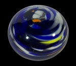 Peso de papel italiano produzido em cristal `Murano` no formato esférico e policromia espiralada. Marcas do tempo. -dim- 6d x 4a