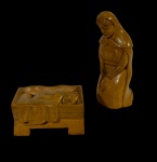 Arte Sacra portuguesa assinada `HG`. Devocional conjunto escultórico construído em madeira nobre representando Maria e o menino Jesus na manjedoura. Marcas do tempo. -dim- 7 x 3,5 x 3,5 / 4x5x12