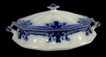 Importante sopeira vitoriana do Século XIX produzida em Porcelana Inglesa da renomada `Jhonson Bros`, no padrão Royston azul e branco, dito borrão. Marcas do tempo. -dim- 28x21x11