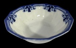Bela saladeira vitoriana do Século XIX produzida em Porcelana Inglesa da renomada `Jhonson Bros`, no padrão Royston azul e branco, dito borrão. Marcas do tempo. -dim- 24d x 7a