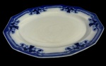 Bela travessa vitoriana do Século XIX  produzida em Porcelana Inglesa da renomada `Jhonson Bros`, no padrão Royston azul e branco, dito borrão. Marcas do tempo. -dim- 31 x 25