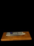 Modelo colecionável produzido em metal do navio de cruzeiro Grand Mistral, montado em base de madeira com especificações do navio. Feito na Itália. Marcas do tempo. -dim-23x7x5