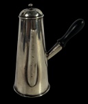 - Colecionismo Raro - Antigo saleiro produzido em prata de lei inglesa, contrastado com marcas do prateiro no formato de bule. Marcas do tempo. -dim- 5 x 4 x 6,5