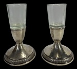 Par de castiçais americanos produzidos em prata de lei esterlina. Marcas do tempo. -dim- 8d (base) x 14a 