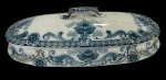 Raro porta escovas de dente do Século XIX produzido em Porcelana inglesa ` J & C Meakin`, padrão `Trivoli` com as bordas pontilhadas em relevo na cor azul e branco. Marcas do tempo. -dim- 21x10x7