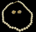 - Bijouteria fina - Lote composto por par de brincos e 1 colar de pérolas com fecho antigo. Marcas do tempo. -dim- colar 40c / brinco 1x1 