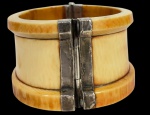 - Jóia - Magnífico bracelete chinês produzido em Marfim do Século XIX guarnecido com prata de lei. Pátina do tempo. -dim- 8d x 5a 