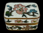 Porta-pílula retangular produzido em bronze chinês com decoração floral esmaltada sob fundo branco. Marcas do tempo. -dim- 5x4 