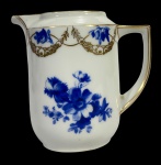 Rara cremeira produzida em porcelana azul e branca `Muberdor` (1882). Marcas do tempo. -dim- 10x6x10
