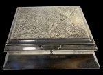 Antigo porta-jóias produzido em metal espessurado à prata com cena galante cinzelada na tampa. Marcas do tempo. -dim- 15x13x6
