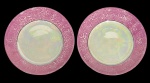 Par de pratos para sobremesa no estilo Art Deco produzidos em porcelana alemã marcada no fundo. Corpo nacarado e apresentando na borda uma faixa rosa entre fios de prata. Lote 1/3. Marcas do tempo. -dim- 17d x 3a