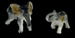 - Colecionismo - Casal de elefantes em miniatura produzidos em porcelana européia com rica policromia. Século XIX. Marcas do tempo. -dim- 4x4 3x4 -dim- maior 6 menor 3